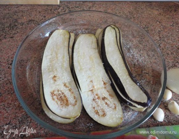 Баклажаны нарезать вдоль тонкими пластинками, пересыпать солью, оставить на 20-30 минут.