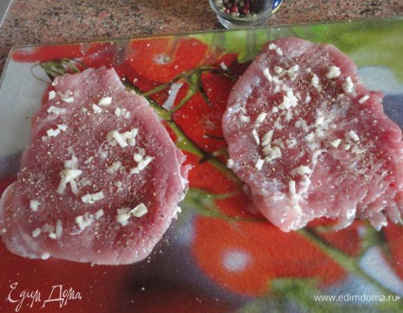 Телятину нарезать порционными кусками, отбить. Каждый кусок посолить, поперчить и смазать мелко рубленным чесноком.