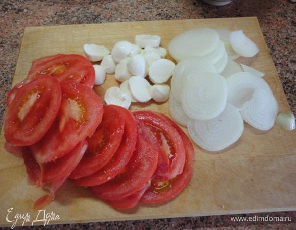 Помидор (один крупный или два средних) нарезать тонкими пластинками, лук нарезать тонкими кольцами, моцареллу нарезать небольшими кусочками.