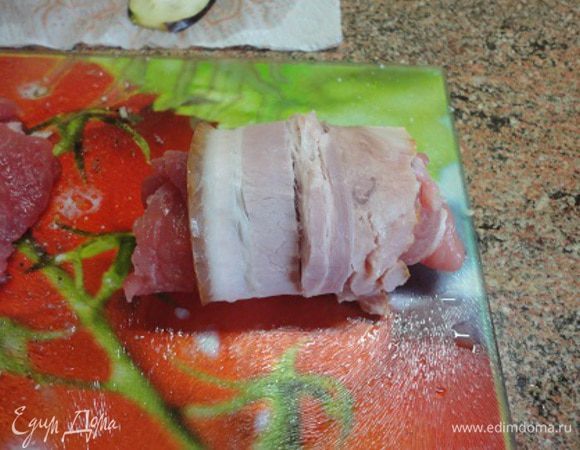 Свернуть рулет и обернуть его полоской бекона,