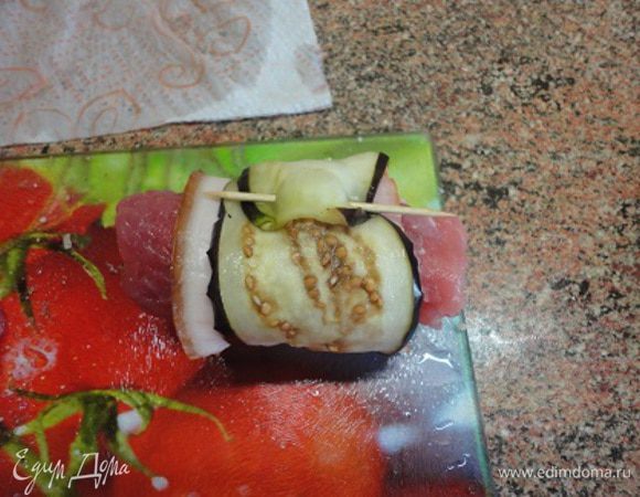 затем обернуть полоской баклажана и закрепить шпажкой.