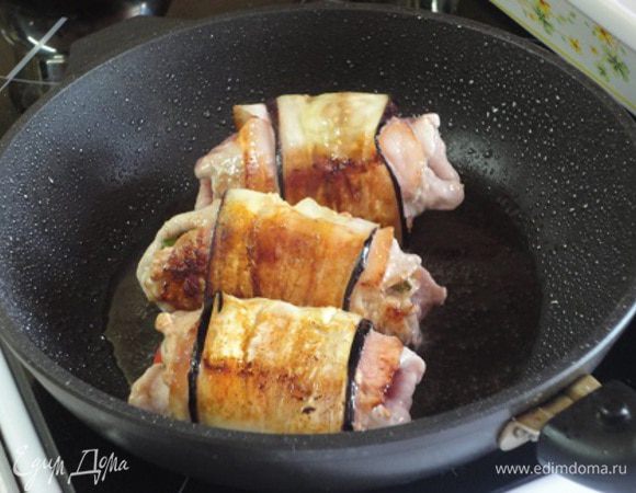 Духовку разогреть до 220 градусов. В сковороде (лучше побольше, чем у меня, чтобы обжаривать сразу все рулетики) разогреть 2 столовые ложки масла и обжарить рулетики на среднем огне с каждой стороны по 5 минут.