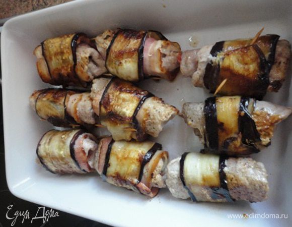 Переложить рулетики в форму для запекания (если у вас большая сковорода со съемной ручкой, то можно и в ней запекать), полить винным уксусом, сбрызнуть оставшимся оливковым маслом и довести до готовности в духовке 10-15 минут.