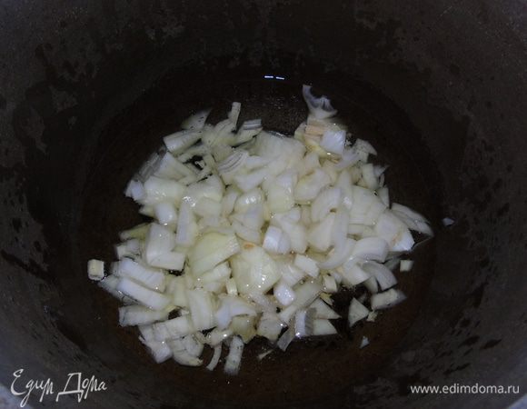Эту икру я готовлю в казане, так она не пригорает и мне удобно. Овощи все моем.  Лук нарезаем и обжариваем на растительном масле до прозрачности.