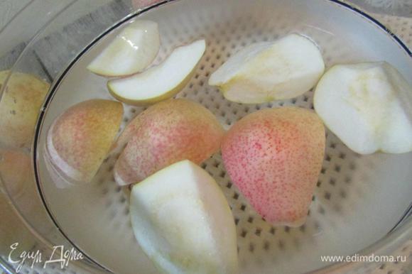 Твердые зрелые груши разрезать на 2 или 4 части, вырезать сердцевину. Положить их на несколько минут в подкисленную вода (лимонная кислота + холодная вода).