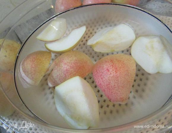 Твердые зрелые груши разрезать на 2 или 4 части, вырезать сердцевину. Положить их на несколько минут в подкисленную вода (лимонная кислота + холодная вода).