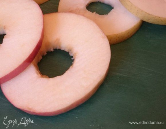 Яблоко и грушу помыть, нарезать кружочками, примерно 5-7 мм, вынуть сердцевину, шляпку от груши отложим для завершения десерта.