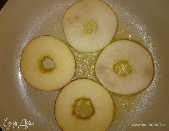 На сковороде растопить чайную ложку сливочного масла и обжарить фрукты по 1-1,5 минуты с каждой стороны на небольшом огне.