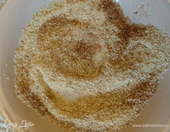 Панировочные сухари смешать с корицей.