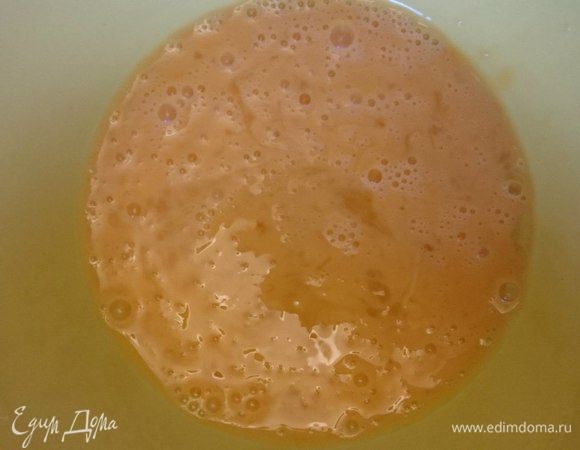 Яйцо взбить венчиком.