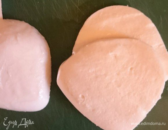 Моцареллу нарезать круглешками толщиной примерно 5 мм.