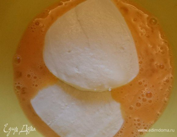 Смочить моцареллу в яйце.