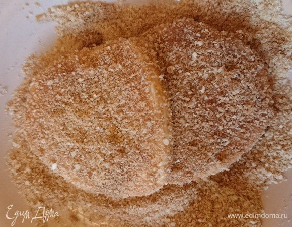 Обвалять в смеси сухарей и корицы.