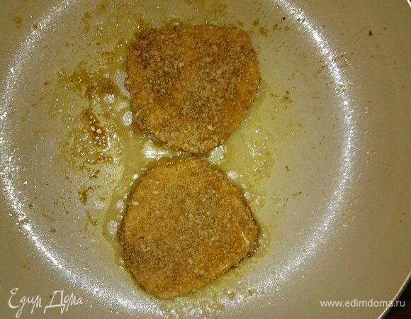 Обжарить на оставшемся сливочном масле примерно по 1 минуте с каждой стороны. Осталось собрать нашу башенку. Выкладываем на тарелку яблоко, затем грушу, следом моцареллу, повторяем слои и завершаем все шляпкой от груши, между слоями выкладываем листики мяты в произвольном порядке. Когда башенка готова поливаем ее медом. 