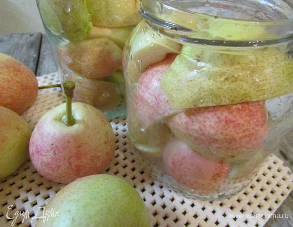 Затем переложить груши в стерилизованные банки.