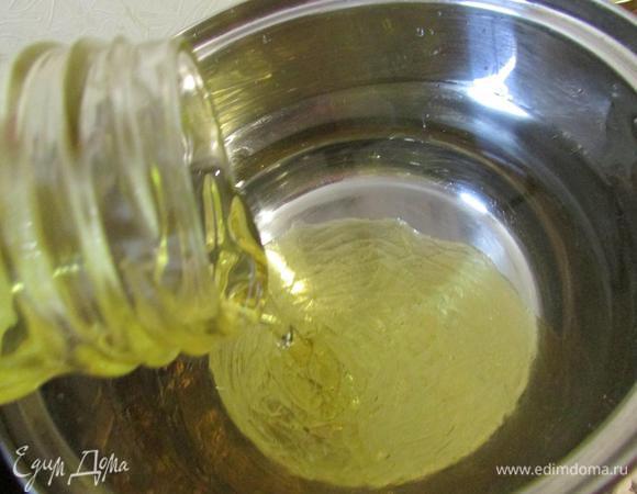 В сотейник налить воду, добавить мед, размешать. Поставить на огонь. Дать закипеть. Сироп слегка остудить.