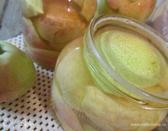 Залить сиропом груши в банках.