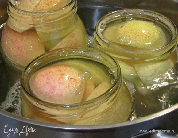 Поставить стерилизовать. Литровые - 8 минут, двухлитровые - 12 минут, трехлитровые - 15 минут.