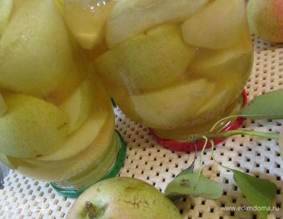 Закрыть банки под ключ, перевернуть и накрыть теплым до полного остывания компота.