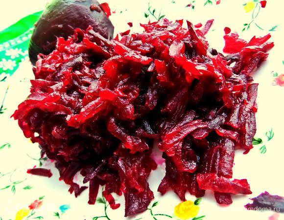 Пару свеколок натереть на крупной тёрке - это для борща!