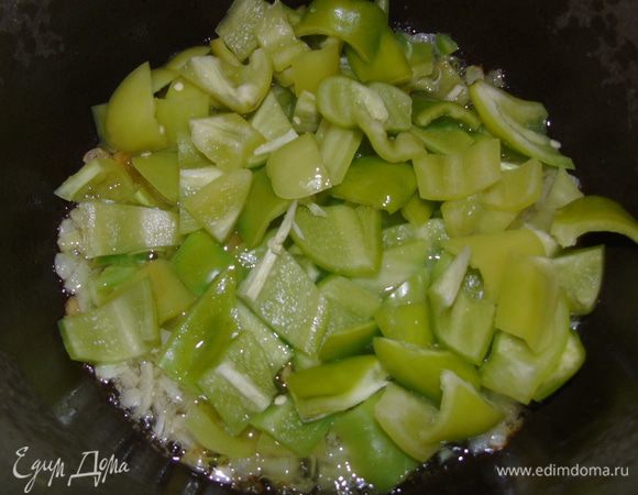 Добавить нарезанный перец. Жарим 5-10 минут.