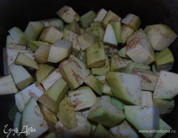Добавить очищенные и нарезанные баклажаны. Жарить до мягкости баклажан.