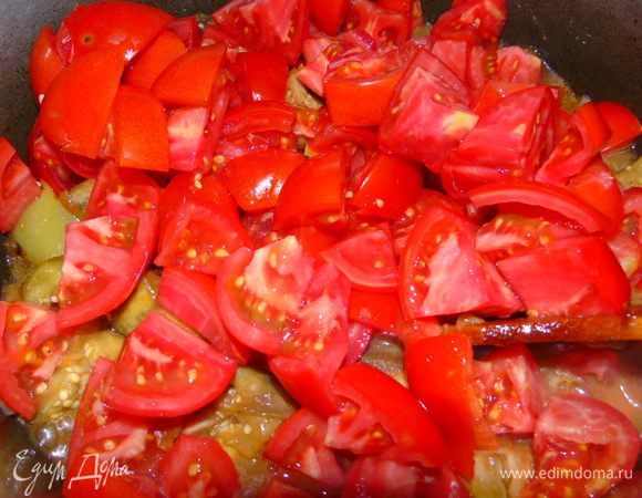 Добавить помидоры, соль (сначала добавьте 1 ст. л., перемешайте и попробуйте, дальше по вкусу), сахар (тоже по вкусу), поперчить. Дать покипеть 10 минут.