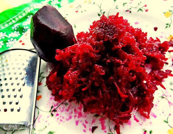 Для салатов берём мелкую тёрку и натираем партию помельче.