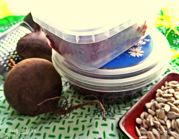 Далее зимой достаём заветную коробочку, например, для борща, и прямо не размораживая используем по назначению.