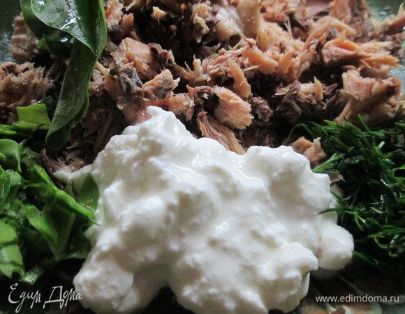 Консервированную рыбу разминаем, убираем кости и добавляем творожный сыр. Тщательно перемешиваем или взбиваем.
Добавляем рубленную зелень и чеснок.