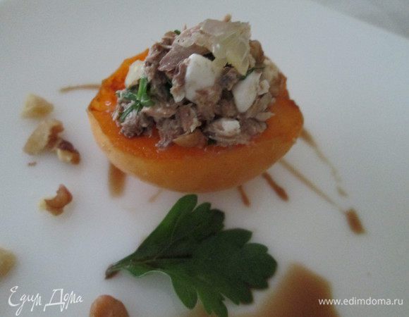 Перед подачей посыпаем орехами и украшаем зеленью,ломтиком лимона.
Сверху на мусс можно дополнительно уложить кусочки творога.
Несколько капель бальзамического крема украсят блюдо и придадут вкусу новый оттенок.