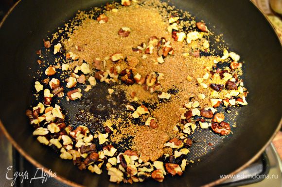 Орехи порубить (примерно горсть), подсушить в течение 1 минуты на сухой сковороде. Затем добавить и растопить сахар с мёдом.