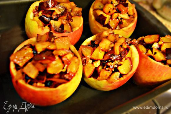 Наполнить яблоки подготовленной фруктово-ореховой начинкой. С помощью зубочистки наколоть яблоки в нескольких местах, чтобы во время запекания они не потрескались.