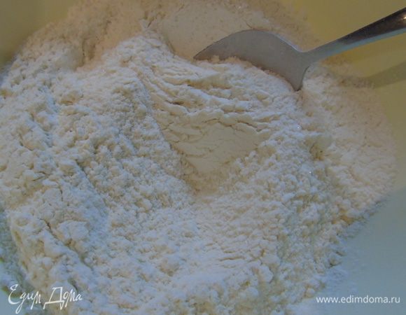 В миске смешаем все сухие ингредиенты: муку, сахар (2 ст.л), соль, разрыхлитель.