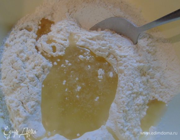 Теперь вливаем масло и очень горячую воду, перемешиваем.