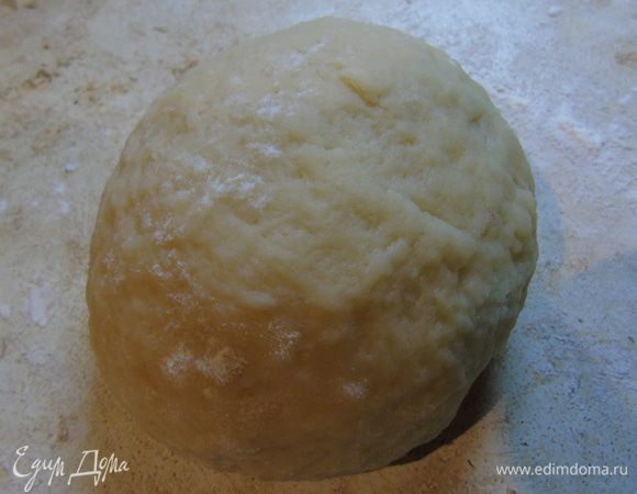 Вынимаем тесто на припыленную мукой рабочую поверхность и хорошо вымешиваем. Заворачиваем в пленку и отправляем минимум на 30 минут в холодильник.