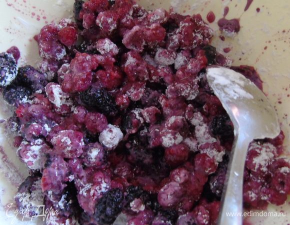 Пока наше тесто отдыхает, мы готовим начинку. Ягоды, у меня малина и шелковица, присыпаем 2-3 ст.л. сахара и крахмалом, перемешиваем очень аккуратно.