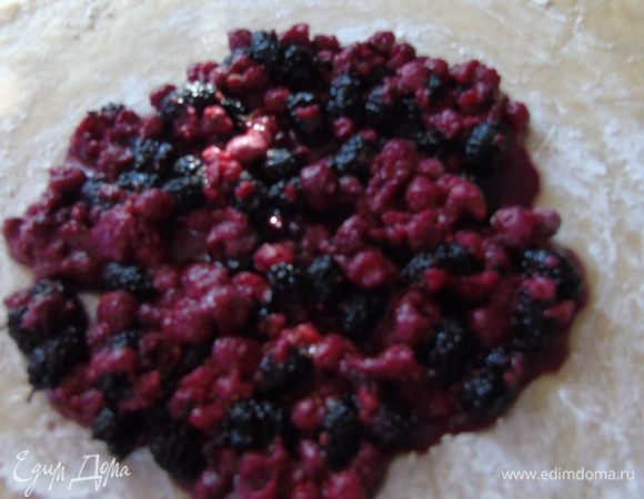 Тесто раскатываем в круг и присыпаем крахмалом (1 ч.л.). Выкладываем начинку, не доходя до края 3-4 см. 