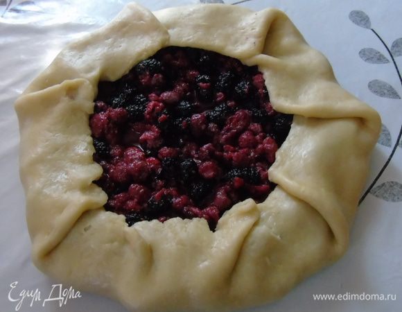 Заворачиваем. Смазываем бортики водой и присыпаем сахаром или же просто смазываем желтком.