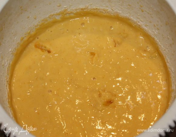 Желтки взбиваем с сахаром до пышного белого состояния. Затем добавляем семена ванили (или 1/3 ч.л. ванилина), тыквенное пюре, цедру и все хорошо взбиваем. Муку, крахмал и разрыхлитель просеиваем через сито/дуршлаг и смешиваем с тесом.