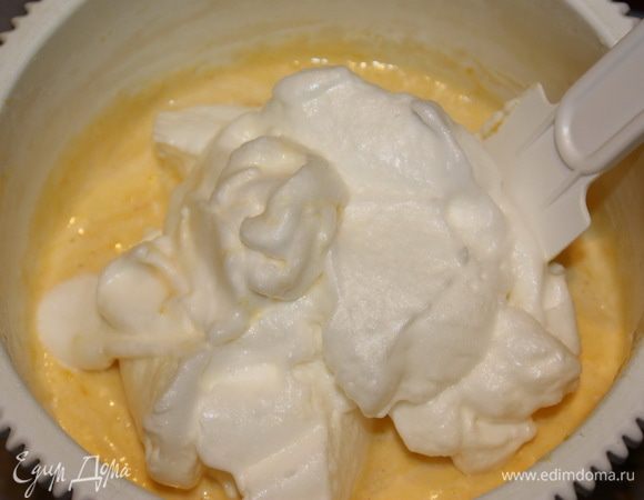 Белки взбиваем в пышную массу до устойчивых пиков. При помощи спатулы/лопатки вмешиваем белки в тесто методом складывания. Левой рукой вращайте чашу против часовой стрелки, а лопаткой захватывайте тесто снизу вверх. Это способ позволяет вмешать белки, не перебив их, и они не осядут.