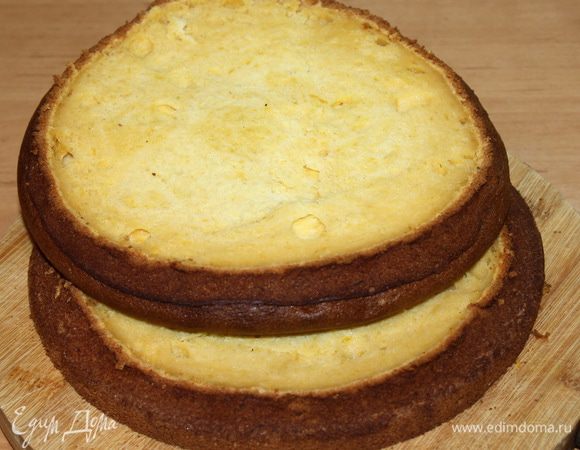 Форму для выпечки смазываем маслом и выливаем тесто. Выпекаем при t=180°С 45 минут. Проверяем готовность коржа при помощи деревянной шпажки. Прокалываем корж, если шпажка сухая – корж готов. Остужаем его в форме, затем вытаскиваем и разрезаем на два коржа. 