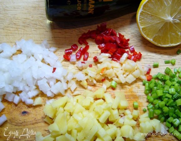 Приготовим соус заранее.
Имбирь очистить, измельчить.
Шалот и чеснок мелко нарезать.
Перец чили освободить от семян, мелко нарезать.
У кинзы потребуются только стебли, измельчить.
Из лимона выжать сок.
