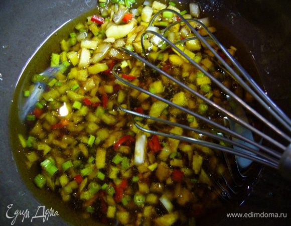 Все ингредиенты для соуса соединить, мед интенсивно вмешать.
Оставить соус на 3 часа, за это время мед полностью растворится.
