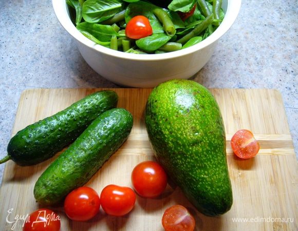 Стручковую фасоль поместить в кипящую воду, отварить в течение 3 мин., воду слить, в фасоль добавить лед, чтобы она не потеряла зеленый цвет.

