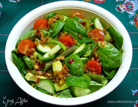 Все ингредиенты салата крупно нарезать, заправить соусом и подавать!
Очень полезно, вкусно, легко!