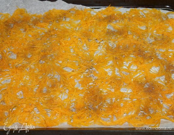 Пока тыквенная прослойка остываем, займемся декором. Тыкву натираем на сырной терке. Пищевую бумагу смазываем сливочным маслом и выкладываем натертую тыкву, равномерно распределив по всей поверхности. Посыпаем коричневым сахаром и корицей. Ставим в духовку при t=200°С на 4-5 минут (время зависит от вашей духовки). Следите, чтобы тыква не подгорела. Вынимаем ее из духовки и даем полностью остыть. Декор должен получиться хрустящий с приятным карамельным вкусом.