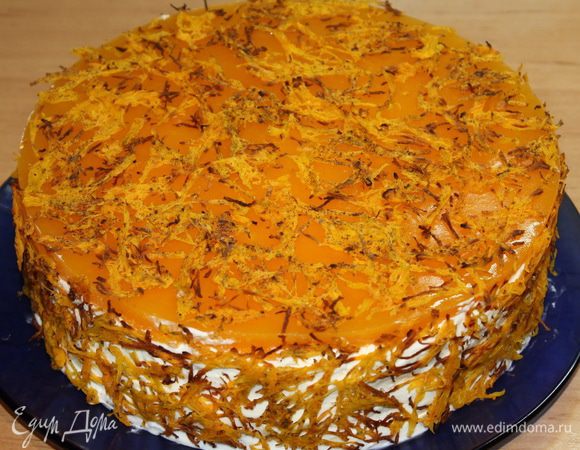 На торт выливаем тыквенную прослойку, ставим в холод до полного застывания. Затем снимаем кольцо, поправляем бока и декорируем торт запеченной тыквой.