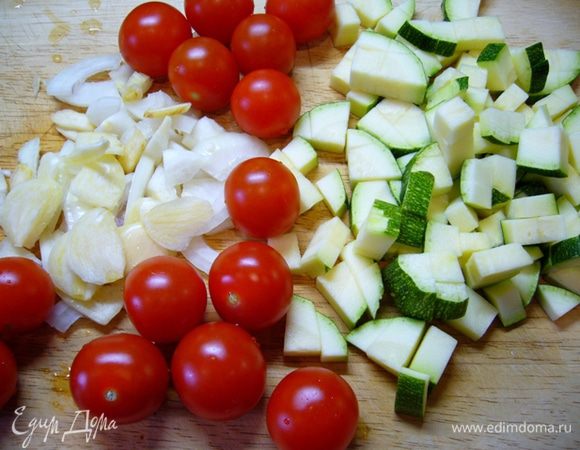 Кабачки и лук порезать небольшими кубиками, чеснок – пластинками. Помидоры черри вымыть-высушить.