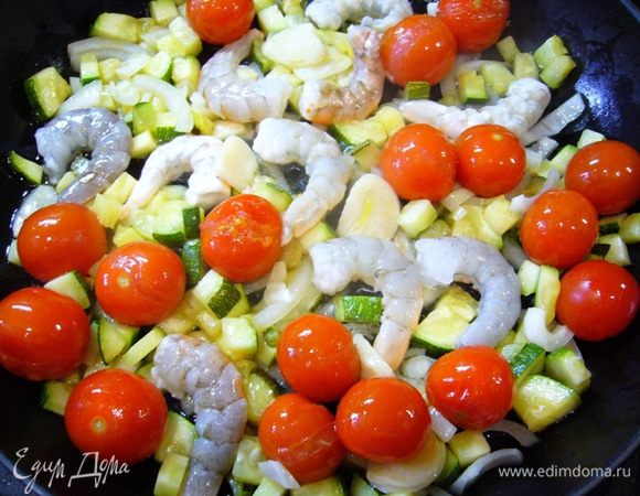 Затем добавить в сковороду лук, чеснок, креветки, жарить 4 мин, пока креветки не изменят цвет. 